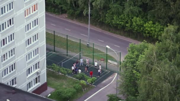 Grupo Personas Jugando Dodgeball Cancha Voleibol Casas Patio — Vídeos de Stock