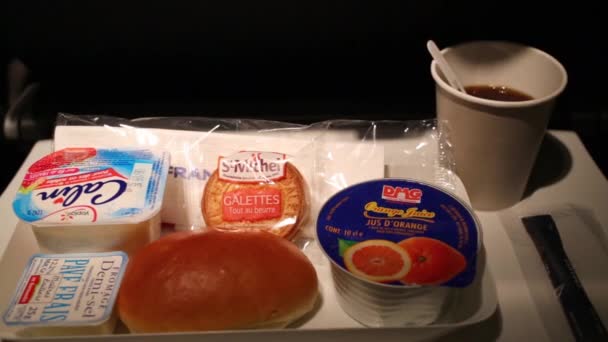 旅客が航空機の飛行中に食物と一緒にトレイにカップに砂糖をかき立てるパリ フランス 2014 — ストック動画