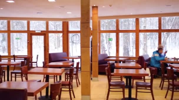 Felismerhetetlen Emberek Étkezdéjében Fából Készült Falak Asztalok Nagy Ablak Szöveg — Stock videók