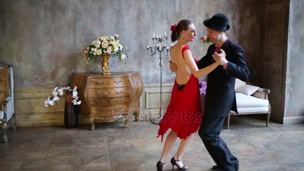 Pareja Bailando Tango Con Rosa Dientes Habitación Retro — Vídeo de stock