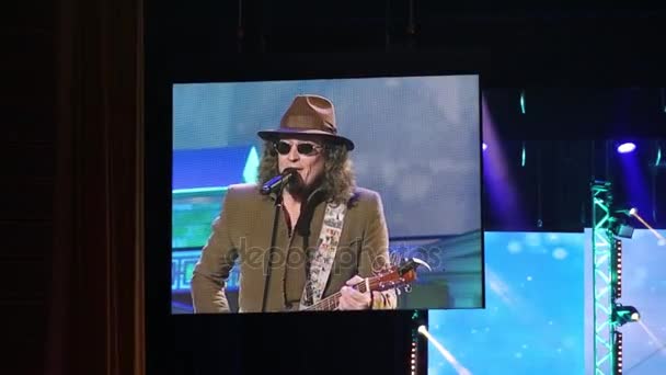 Moscú Diciembre 2014 Sergei Galanin Gran Pantalla Cantando Tocando Guitarra — Vídeo de stock