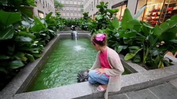 Nyc Usa Aug 2014 Little Girl Play Water Small Basin — Stock Video