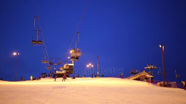 Seilbahn Mit Beweglichen Personen Der Nacht Skiabfahrtssportanlage — Stockvideo