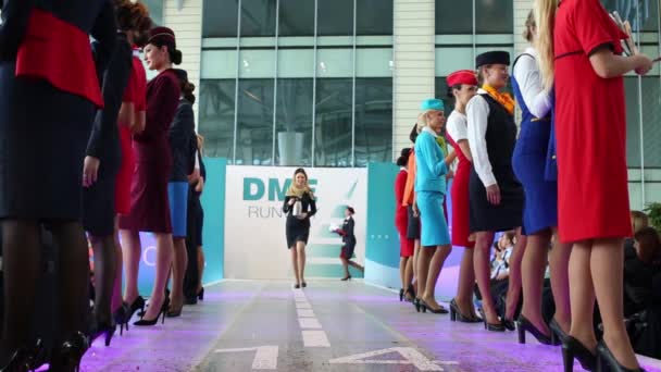 な航空会社の制服のモデルは Dme ドモデドヴォ空港滑走路のファッションショーで表彰台へ行くモスクワ ロシア 2015 — ストック動画