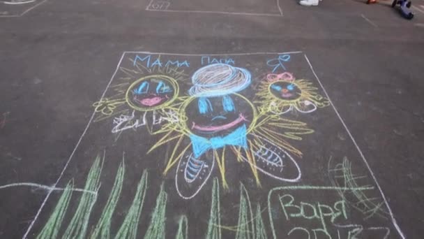 Giz Brilhante Desenhando Sóis Felizes Pavimento Texto Varya Mãe Pai — Vídeo de Stock