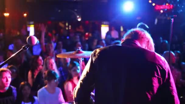 Moskva Březen 2015 Dva Bubeníky Provádět Diváci Koncert Killah Nočním — Stock video