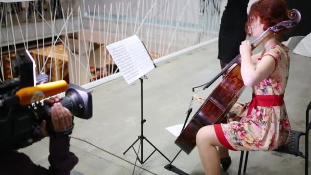 Moskva Sep 2015 Kvinna Som Spelar Cello Och Kameraman Michelangelo — Stockvideo