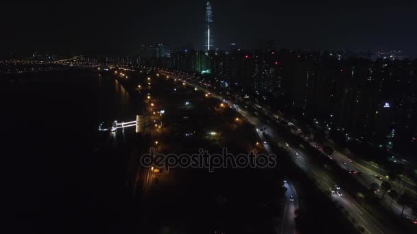 首尔的交通在 Daero 的高速公路上 Hanghan 的岸边 在秋夜 鸟瞰图 — 图库视频影像