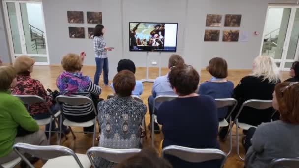 莫斯科 2015年5月18日 游览党坐在椅子和听女导游告诉在所有俄国科学和艺术恢复中心命名以院士即格拉巴尔 — 图库视频影像