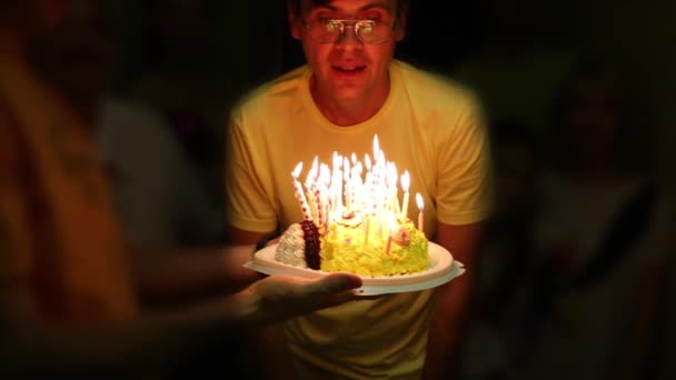 Mann Bläst Seinem Geburtstag Kerzen Auf Kuchen Rund Familie Und — Stockvideo
