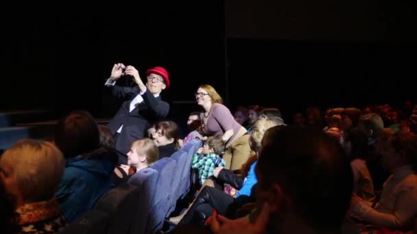 Moskova Rusya Aralık 2014 Palyaço Kırmızı Şapkalı Selfie Kadın Izleyici — Stok video