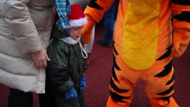 Moscú Diciembre 2014 Niño Triste Con Madre Animador Tiggers Patio — Vídeos de Stock