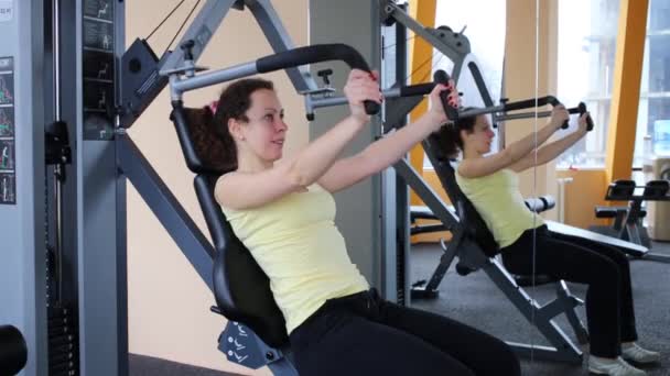 Jovem Faz Exercício Para Músculos Braço Simulador Clube Fitness — Vídeo de Stock