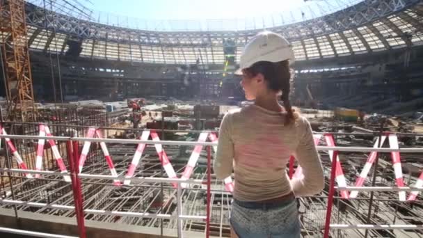 Moskva Srpna 2015 Žena Nápisem Helmu Mosinzhproekt Otočí Zpět Rekonstrukci — Stock video