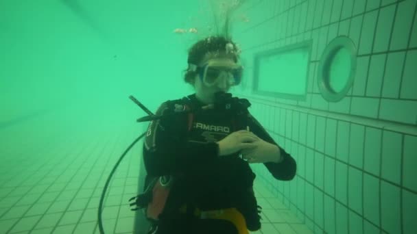 莫斯科 2015年4月11日 女孩在潜水衣卡玛洛上升 奥地利公司卡玛洛 超过40年的潜水设备和潜水装备市场 — 图库视频影像