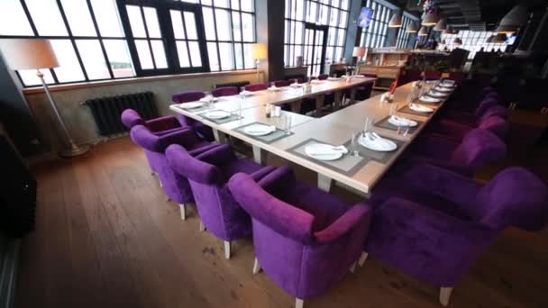 Столы Стеклами Блюдцами Фиолетовыми Креслами Ресторане Большими Окнами — стоковое видео