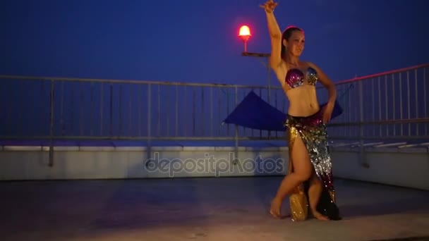 Женщина Грациозно Танцует Крыше Перед Забором Сумерках — стоковое видео