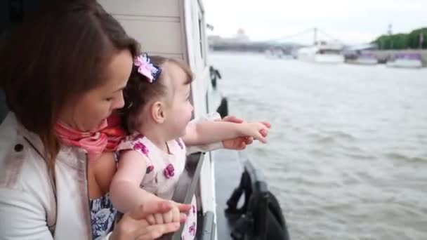 Madre Tiene Figlia Mano Sul Ponte Della Barca Diporto — Video Stock