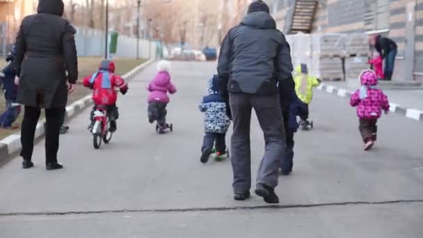 Crianças Que Começam Simultaneamente Scooters Bicicletas Competir Quem Mais Rápido — Vídeo de Stock