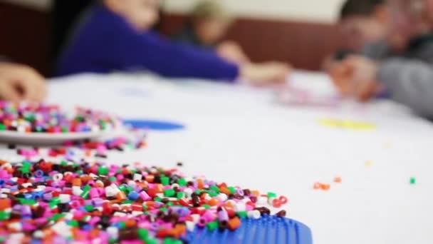 Kinderhände Spielen Buntes Plastikmosaik Tisch Fokus Auf Spielzeug — Stockvideo