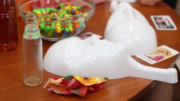 マスク キャンディー テーブルの上は 焦点が合っていない 人のボトル — ストック動画