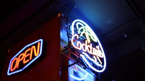 Öppna Och Cocktails Neonskyltar Vägg Retro Restaurang — Stockvideo