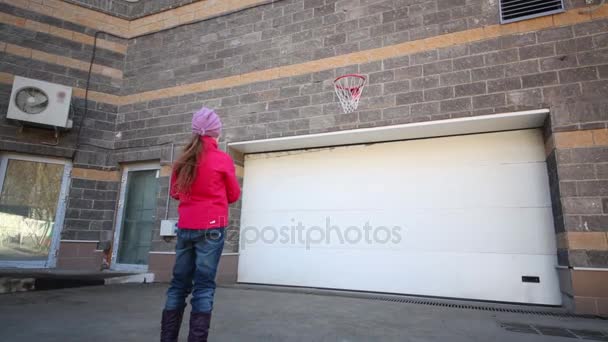 Costas Menino Menina Jogando Com Bolas Basquete Aro Acima Portões — Vídeo de Stock