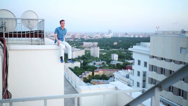 Chlapík Sedí Roh Střechy Nad Chodník Mezi Domy — Stock video