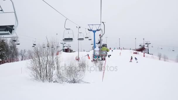 Ropeway Moving People Downhill Skiing Sports Complex — Stock Video