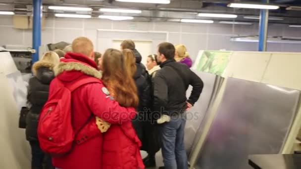 Moscú Rusia Nov 2014 Grupo Estudiantes Complejo Impresión Pushkin Square — Vídeo de stock