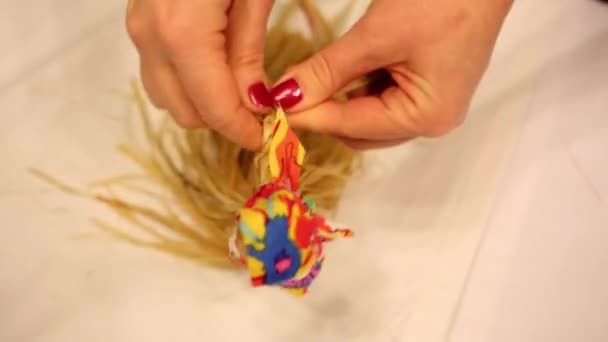 女性手在桌上做草民俗玩偶的胳膊 — 图库视频影像