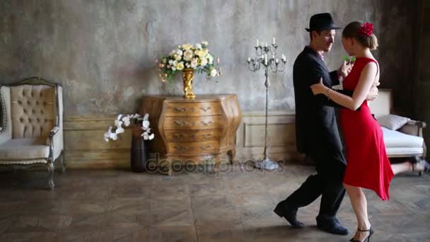 Pareja Bailando Tango Holding Rose Habitación Junto Chica Tocando Saxofón — Vídeo de stock