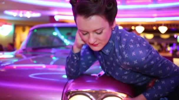 Красива Молода Жінка Позує Біля Рожевої Машини Ретро Ресторані — стокове відео