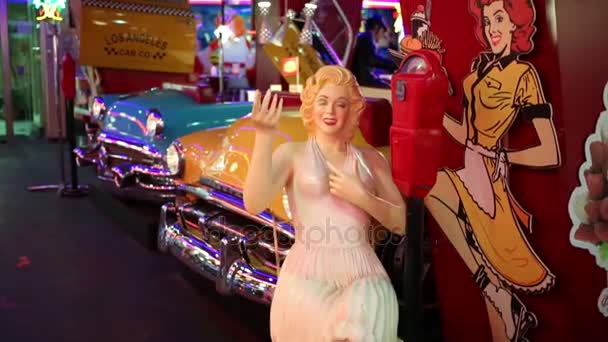 Moscú Ene 2015 Estatua Marilyn Monroe Beverly Hills Diner Red — Vídeo de stock