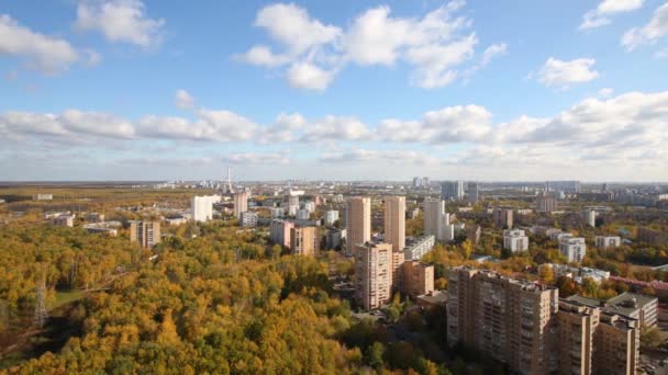 Vackra Stadsbilden Med Blå Himmel Med Moln Och Bostadsområde — Stockvideo