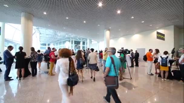 Moscow Rússia Julho 2015 Pessoas Jornalistas Hall Aeroporto Domodedovo Durante — Vídeo de Stock