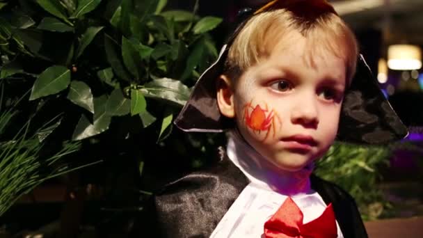Netter Lächelnder Junge Verkleidung Mit Spinne Auf Der Wange — Stockvideo
