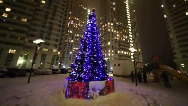 Árbol Navidad Iluminado Parque Infantil Cerca Edificios Residenciales Por Noche — Vídeos de Stock