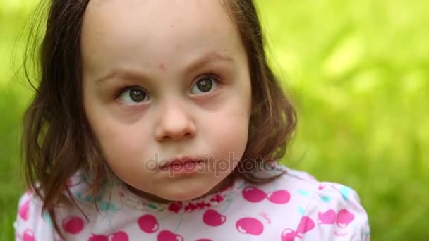 Primer Plano Retrato Niña Linda Masticando Sonriendo — Vídeo de stock