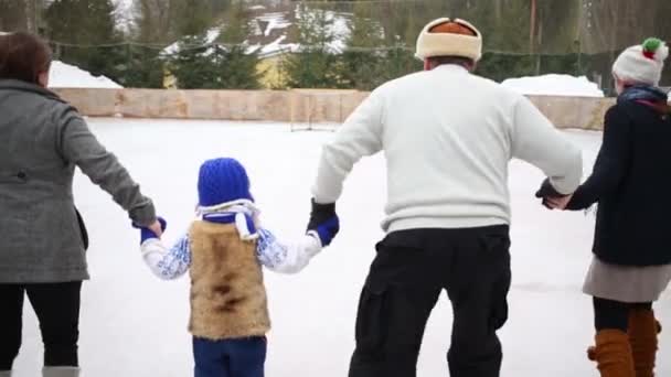 Baksidan Mor Far Och Två Barn Skridskor Isbanan Vinterdag — Stockvideo