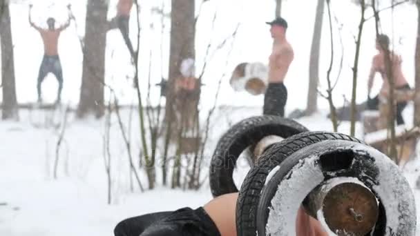 Groep Zes Jongeren Doet Oefeningen Buiten Sportsground Besneeuwde Hout — Stockvideo