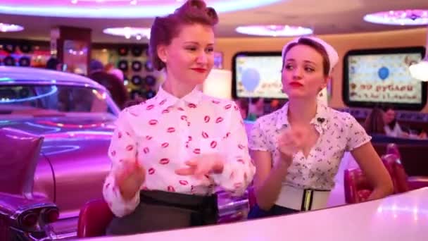 Moscow Jan 2015 Duas Meninas Dançam Bar Retro Beauty Day — Vídeo de Stock