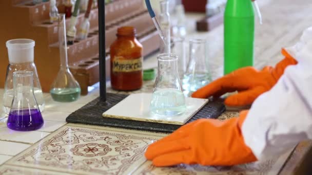 Las Manos Con Guantes Naranjas Toman Frasco Con Líquido Texto — Vídeo de stock