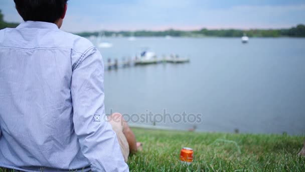 Atrás Del Hombre Mirando Silencioso Lago Escénico Con Barcos Noche — Vídeos de Stock