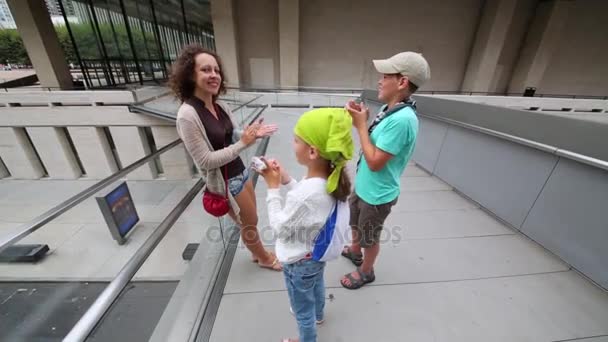 Ibu Dan Dua Anak Berdiri Jembatan Udara Antara Bangunan Dan — Stok Video