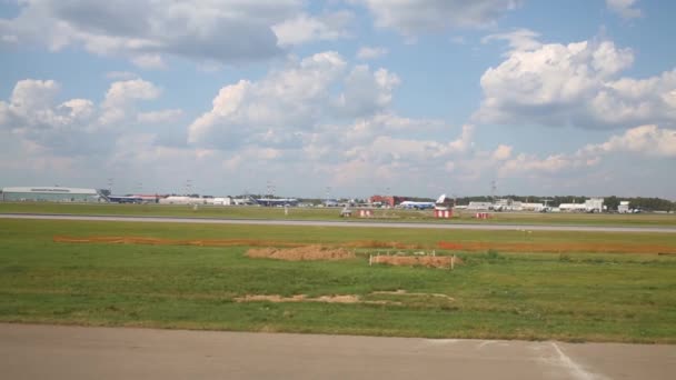 莫斯科 2014年8月20日 机场谢列梅捷沃与停放和移动的航空器通过舷窗从里面飞机 — 图库视频影像