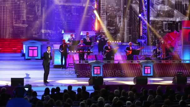 Μόσχα Δεκεμβρίου 2014 Mark Tishman Μαύρο Κοστούμι Τραγουδώντας Τραγούδι Στο — Αρχείο Βίντεο