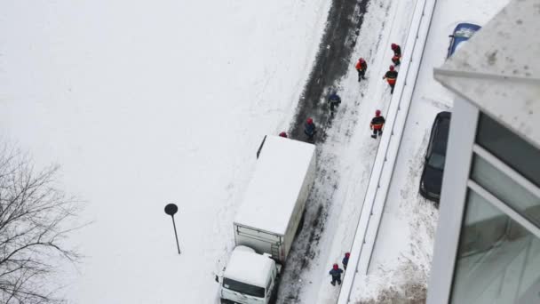 九工人在冬季卡车旁边的顶部视图 — 图库视频影像