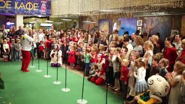 Moscow Russia Dec 2014 Little Children Look Juggler Puts Rotating — Stock Video