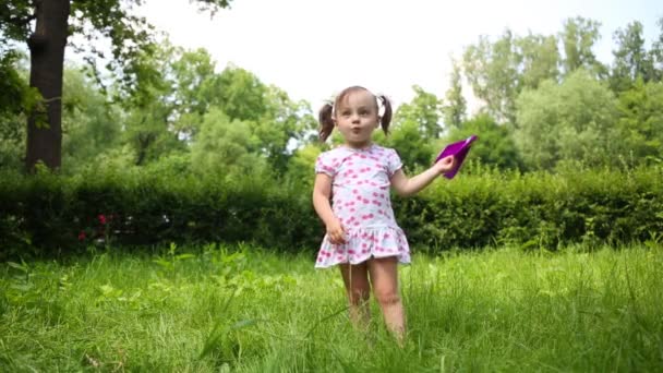 Liten Söt Flicka Leker Med Pappersflygplan Sommaren Park — Stockvideo